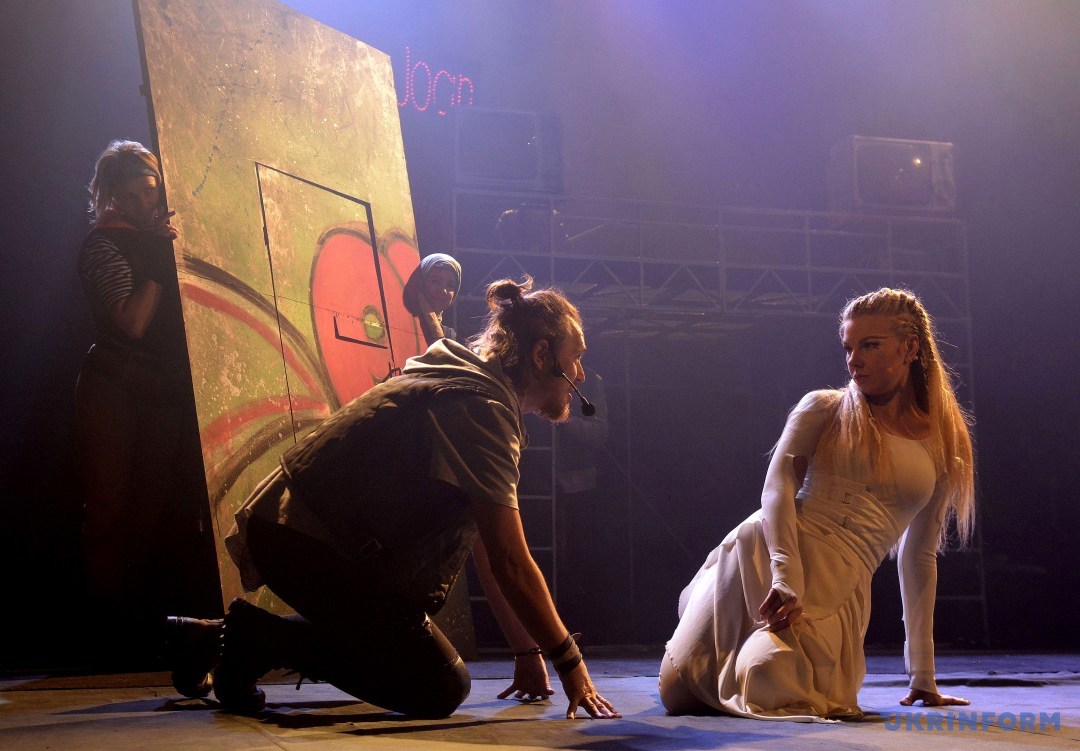В Винницком областном академическом музыкально-драматическом театре имени Садовского репетируют рок-оперу Белая ворона, - премьеру, которой откроется новый театральный сезон