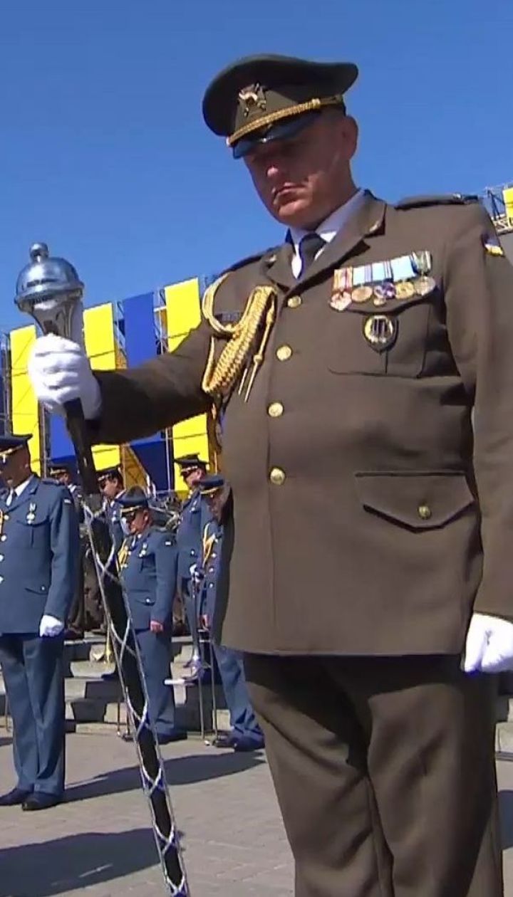 На Майдане Независимости почтили память погибших военных и гражданских минутой молчания и исполнением Плывут утята
