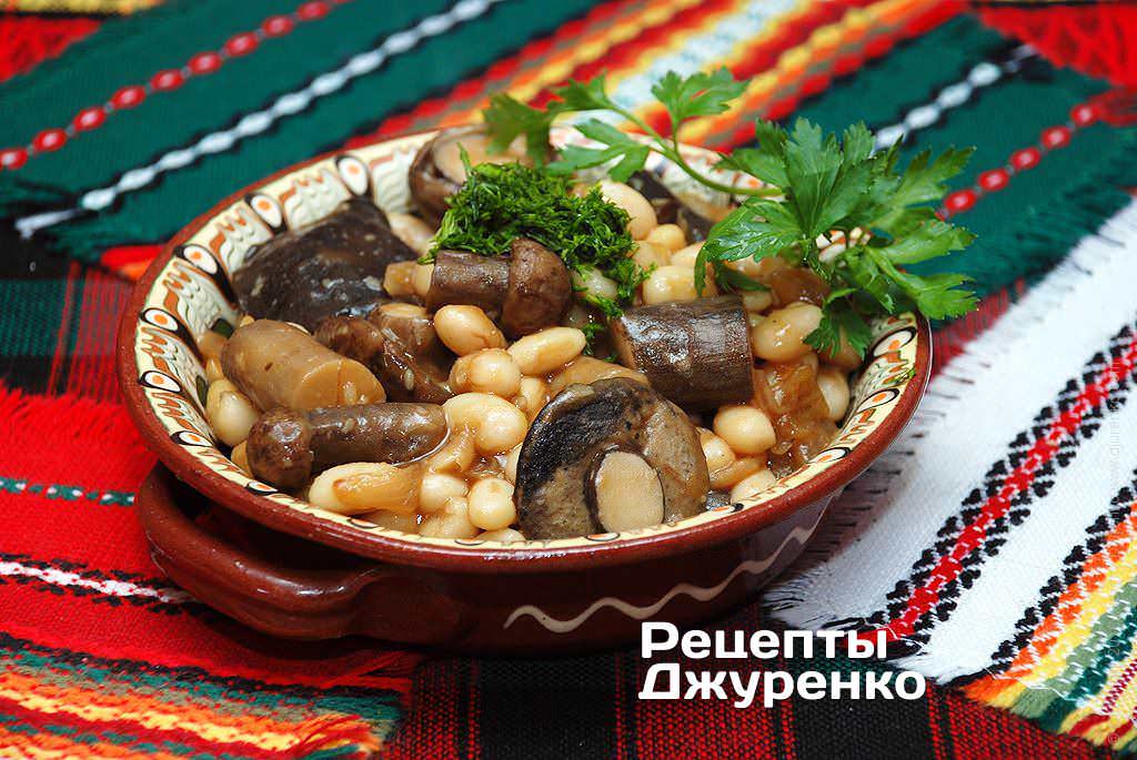 Вкусная тушеная в густом соусе фасоль с грибами по домашнему рецепту - отличная сытное блюдо